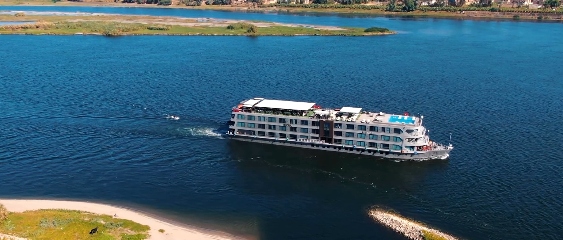 Historia Boutique Hotel Nile Cruise sailing on the Nile River in Egypt with panoramic countryside views, book with Nile Cruisen.