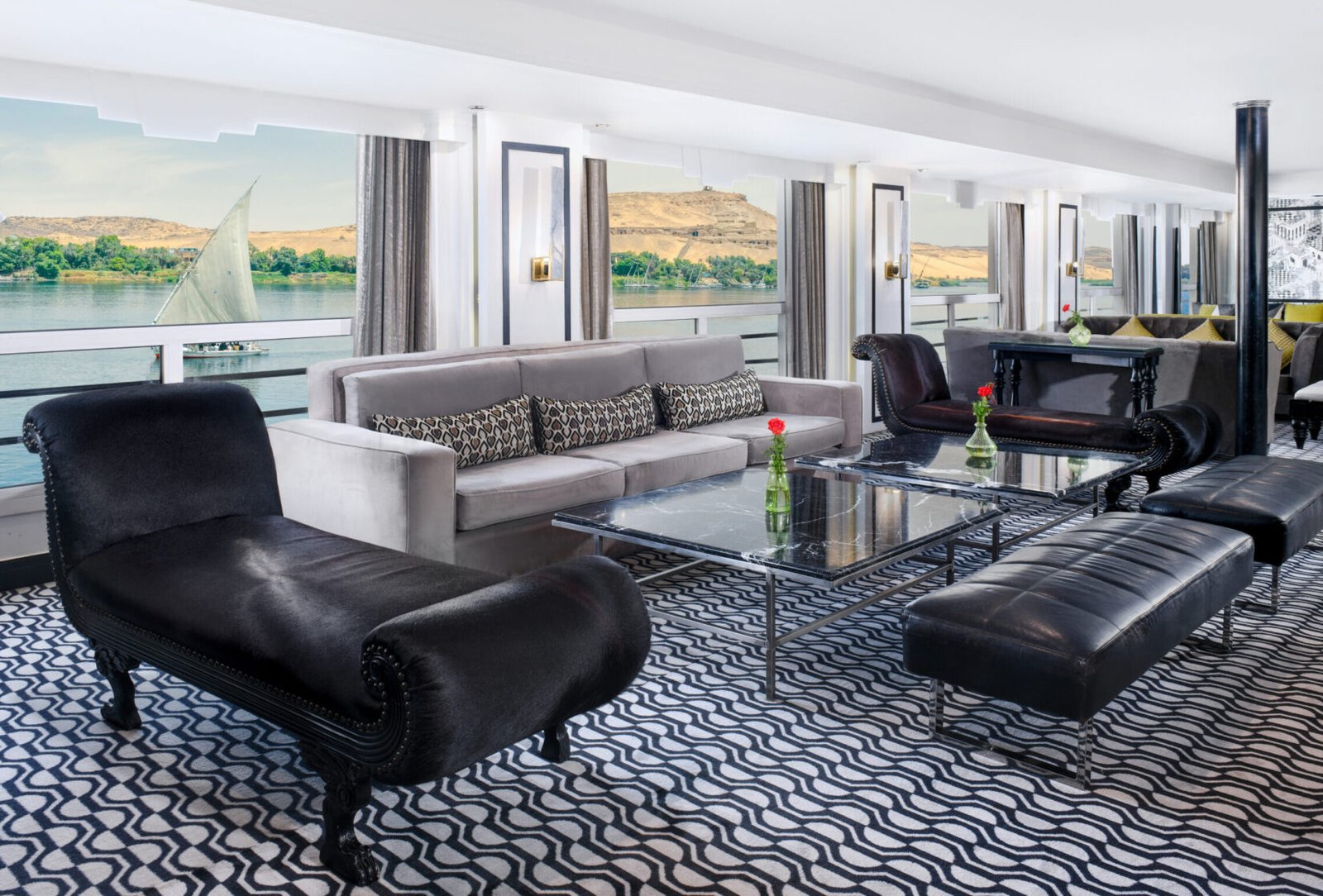 Movenpick Hamees Lounge bar with the drinks