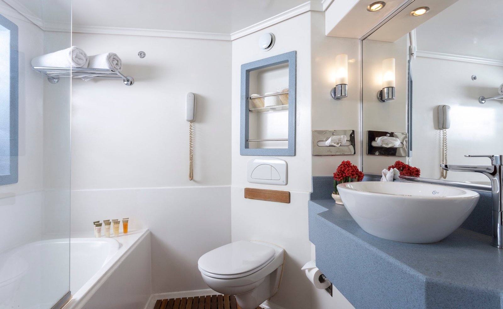 ACAMAR PRESIDENTIAL SUITE S BATHROOM
