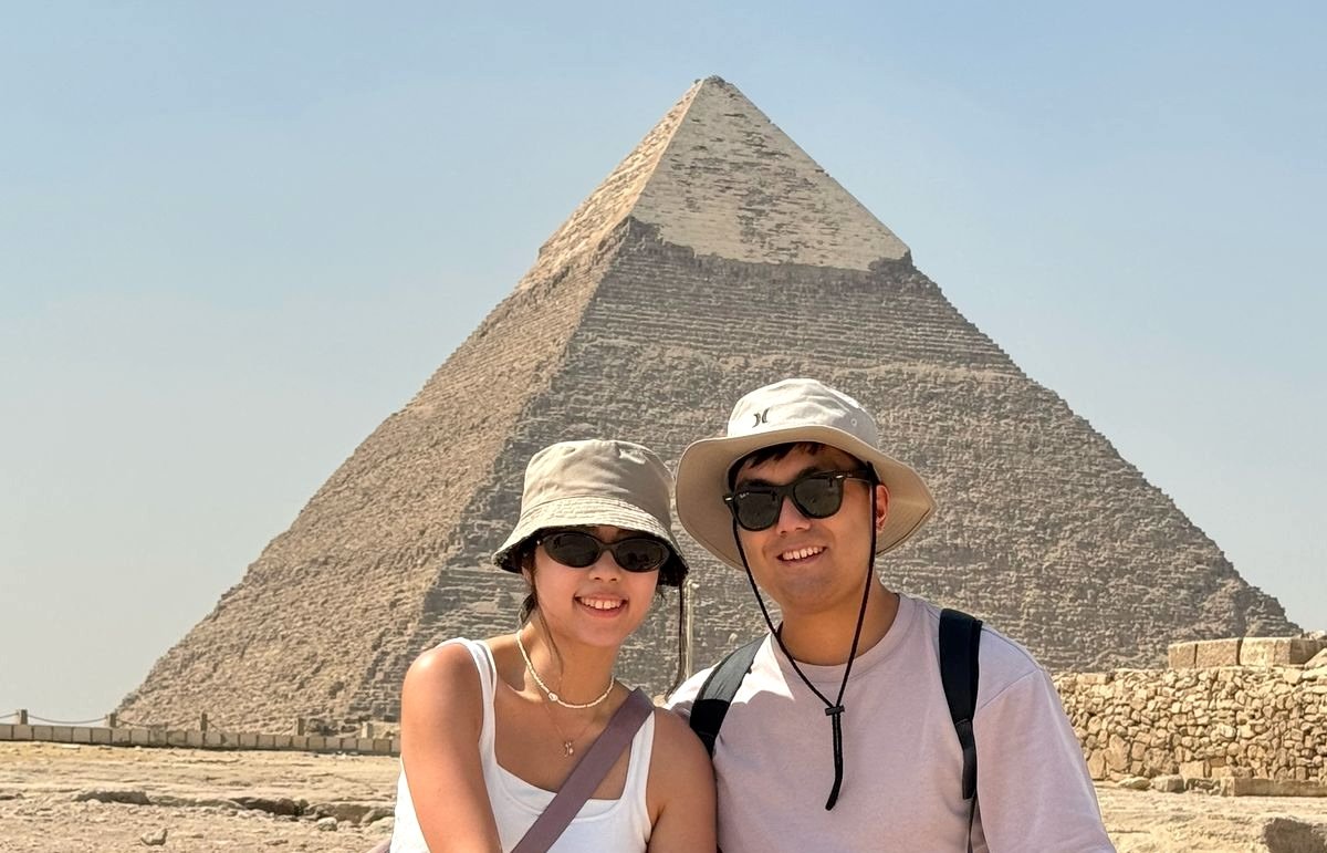 Cairo pyramids couple trip