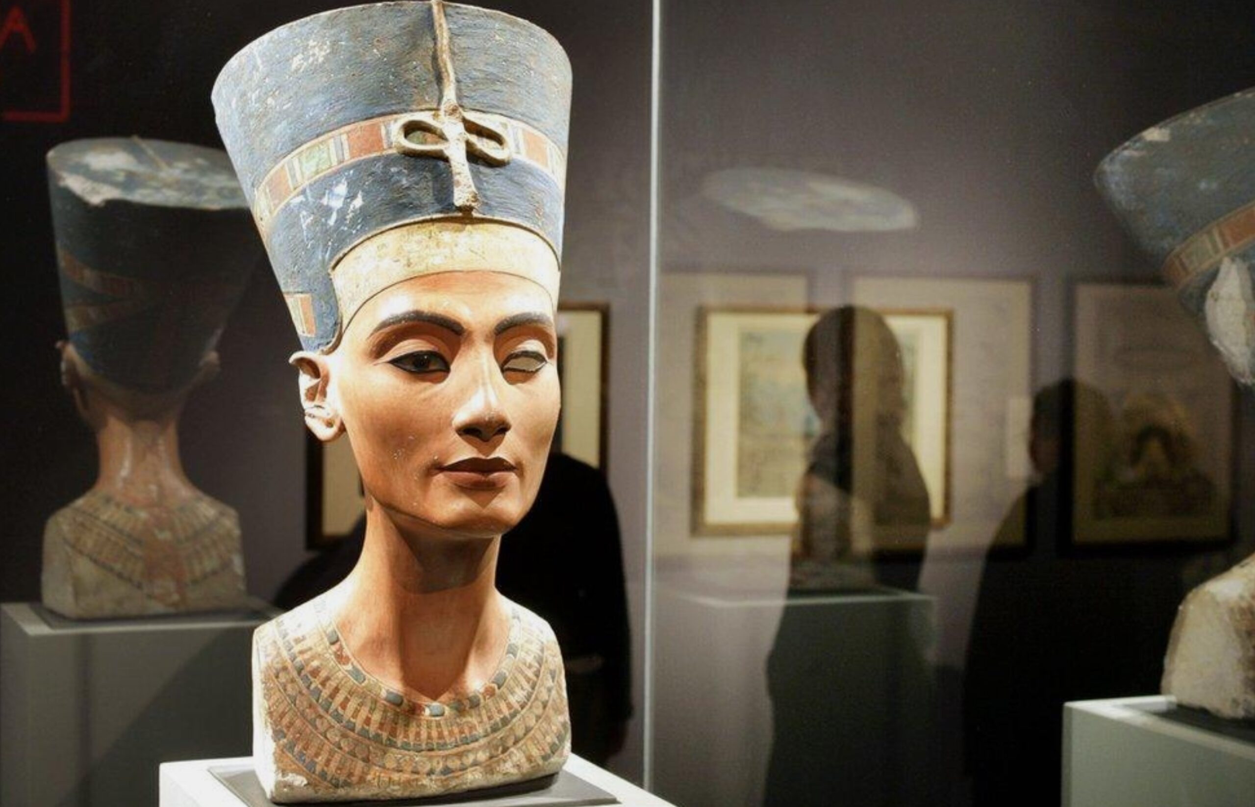 What is the difference between Nefertiti and Nefertari?