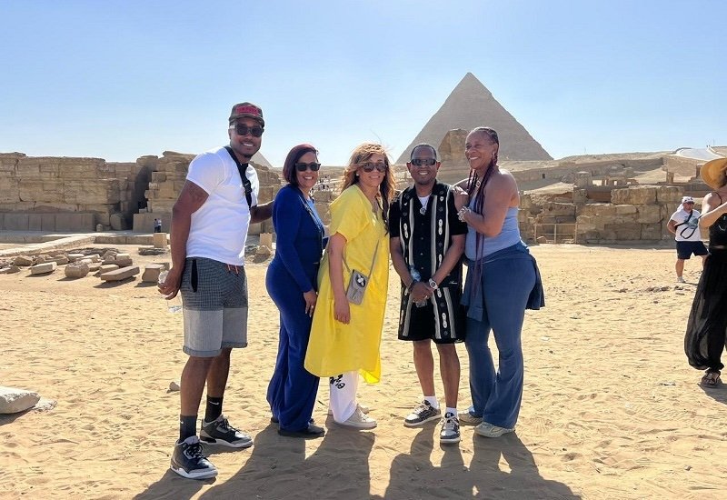 Martin Lawrence stand front of Giza Pyramids and Sphinx